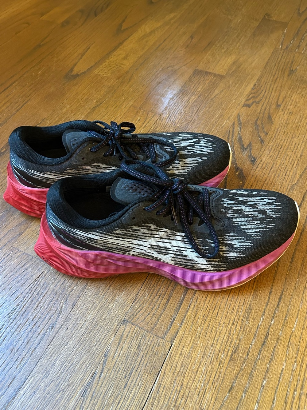 WOMEN’S ASICS NOVABLAST 3 SIZE 9.5B